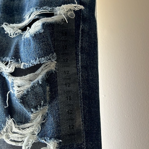 Mom jeans NWOT has half the tags on 😂 - Picture 2 of 5